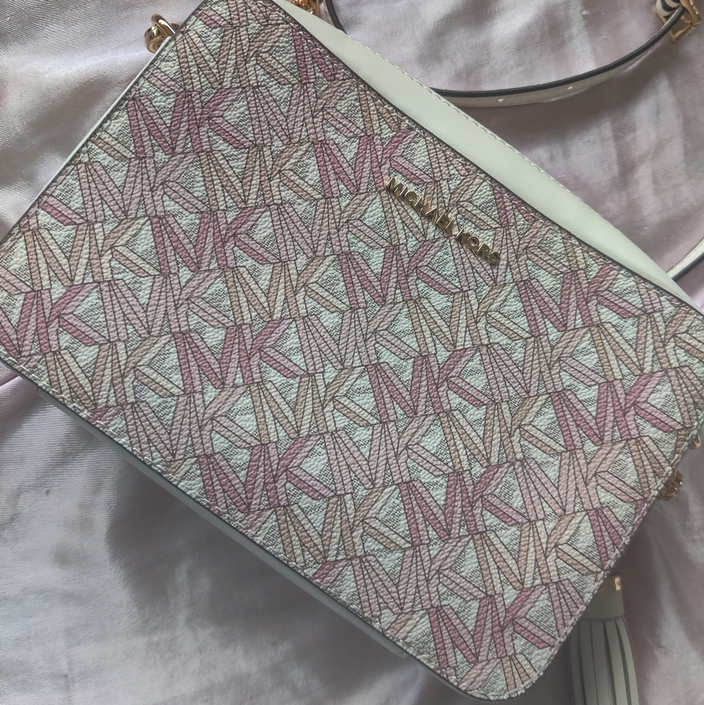 Never used Michael Kors purse , still has original packing inside.